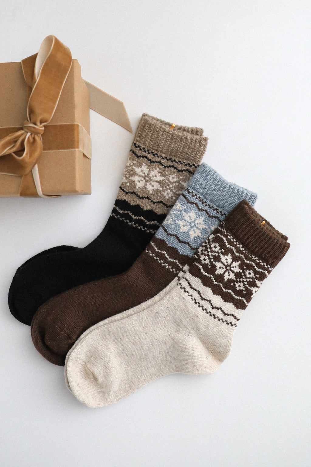 SNOWFLAKE PATTERN SOCKS