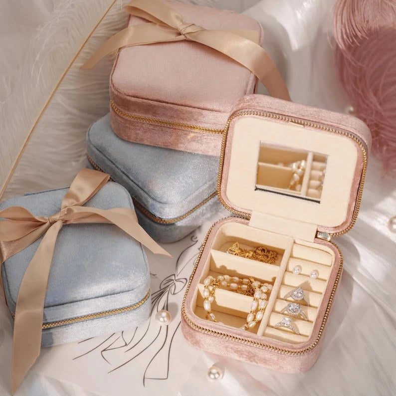 PLUSH VELVET JEWELRY CASE
